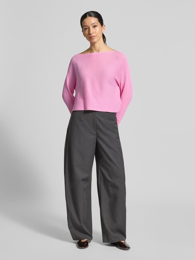 Kobiece modelka nosi Oversized Strickpullover aus Baumwoll-Mix Modell 'SCAMBIO' od MAX&Co., różowy, skórzana optyka, krótki, długie rękawy, bawełniana mieszanka, szeroki dekolt łódkowy, tekstura dzianinowa, luźny krój, widok całej sylwetki z przodu.