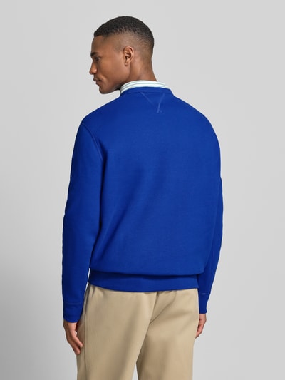 Mannelijk model draagt Regular Fit Sweatshirt aus Baumwoll-Mix van Polo Ralph Lauren in effen blauw met ribbels, rugaanzicht, sweatstof, katoenmix.