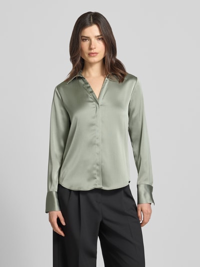 Vrouwenmodel draagt Regular Fit blouse met V-hals van Calvin Klein Womenswear, materiaalmix met stretch, groene tint, overhemdkraag, knoopsluiting, ruglengte 63 cm, mouwlengte 62 cm, voorkant volledig zichtbaar, geheelopname van voren.