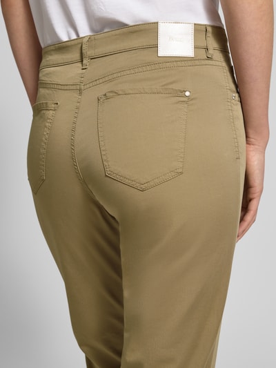 Vrouwenmodel draagt Hose met Eingrifftaschen model 'Mary' van Brax, mix van katoen en lyocell, regular fit, detailopname rugaanzicht.