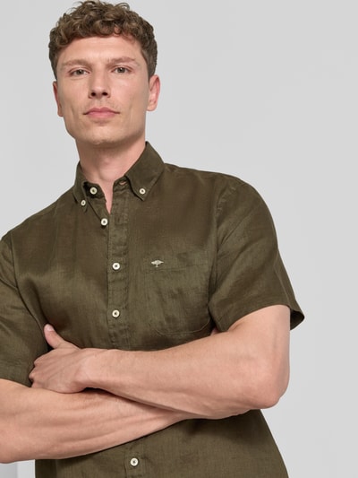 Männermodel trägt Regular Fit Leinenhemd mit Button-Down-Kragen von Fynch-Hatton in Olive, mit Brusttasche, Nahaufnahme Oberkörper, Reines Leinen, Regular-Fit, Rückenlänge 75 cm, Schulterbreite 44 cm, Ärmellänge 27 cm.
