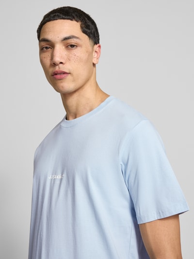 Männermodel trägt T-Shirt mit Logo und Rundhalsausschnitt von Jack & Jones, hellblau, aus reiner Bio-Baumwolle, Regular Fit, Nahaufnahme Oberkörper.