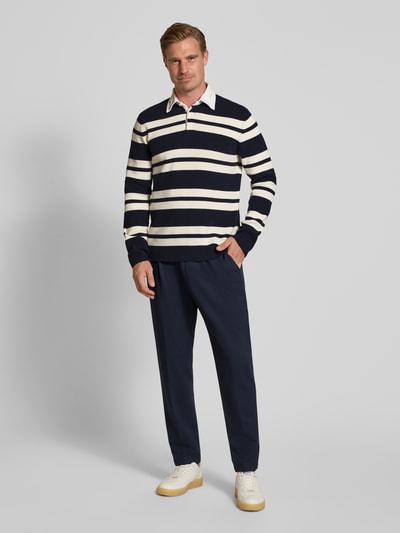 Männermodel trägt Slim Fit Poloshirt aus katoenmix von Lindbergh, Heren poloshirt met polokraag, met lange mouwen, Ruglengte maat M 70 cm, Mouwlengte maat M 69 cm, blauwe en witte strepen, Ganzkörperansicht von vorne.
