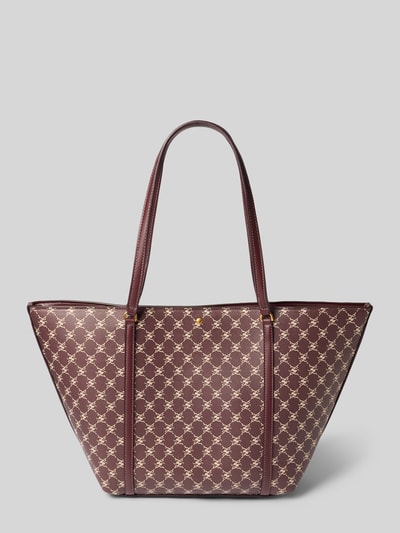 Produktfoto, Tote Bag mit Magnetverschluss Modell 'PORTA' von MANGO, weinrote Farbe mit cremefarbenem Allover-Label-Print, strukturierte Oberfläche, schmale Schulterriemen, Maße 50x30x14 cm, Länge Schulterriemen 62 cm