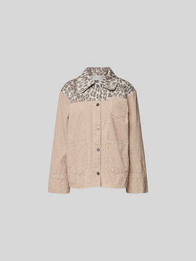 Produktfoto, Cordjacke mit Animal-Print von BAUM & PFERDGARTEN in Beige und Grau, reine Baumwolle, Relaxed Fit, aufgesetzte Taschen, durchgängige Knopfleiste, Struktur aus Cord, Größe 36 mit Rückenlänge 64 cm, Brustweite 53 cm, Ärmellänge 56 cm