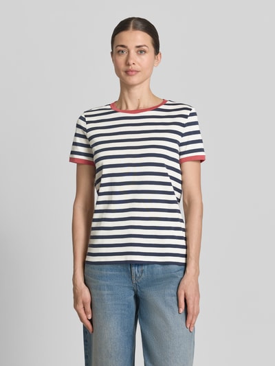 Vrouwenmodel draagt T-Shirt mit Streifenmuster und Rundhalsausschnitt van Jake*s Casual, katoen, regular fit, ronde hals, streepjes, ruglengte 58 cm, vooraanzicht volledige lichaamsopname.