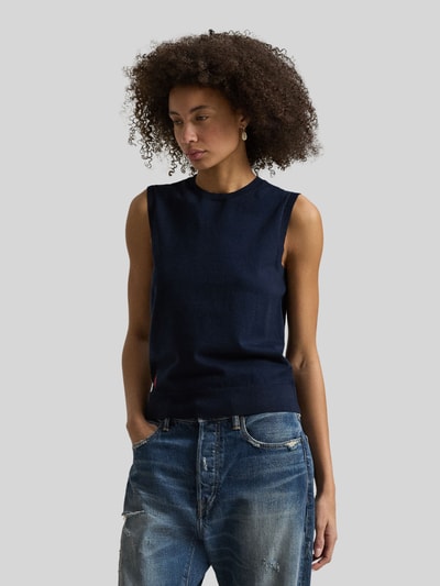Kobiece modelka nosi Regular Fit Stricktop aus Baumwoll-Mix von Polo Ralph Lauren, jednolity kolor, krój regular fit, wyhaftowane logo, okrągły dekolt, bez rękawów, prążkowane wykończenie, drobny splot, mieszanka bawełny, Ganzkörperansicht z przodu.