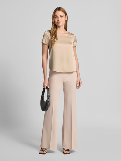 Frauenmodel trägt Blusenshirt mit Rundhalsausschnitt und abgerundetem Saum von Rinascimento in Beige, Material-Mix, Loose Fit, Ganzkörperansicht von vorne.