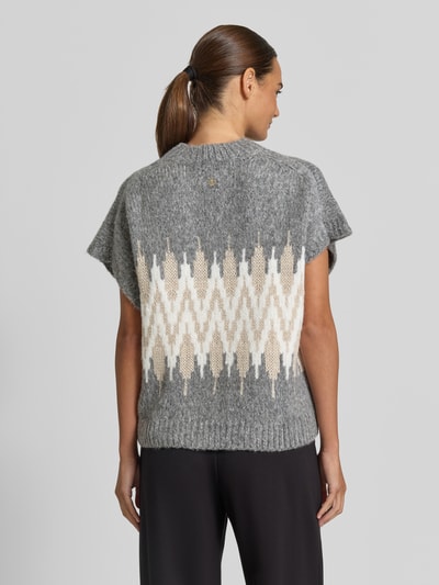 Frauenmodel trägt Regular Fit Shirt mit Woll-Viskose-Kaschmir-Anteil von JOOP!, kamizelka damska o wielokolorowym wzorze w kratę, detal z logo, krótki rękaw, prążkowane wykończenia, dzianina, mieszanka wełny, wiskozy i kaszmiru, widok całej sylwetki od tyłu.