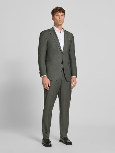 Männermodel trägt Modern Fit Anzughose mit Bügelfalten Modell 'Brad' von JOOP! Collection im Material-Mix, Ganzkörperansicht von vorne.