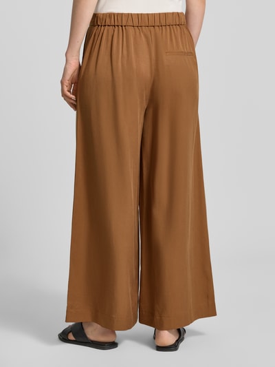 Frauenmodel trägt Cropped Wide Fit Culotte aus Lyocell-Leinen-Mix von Marc O'Polo, Optik: Unifarben, Bügelfalte, Bundabschluss: elastisch, Material: Lyocell-Leinen-Mix, Ganzkörperansicht Rückansicht.