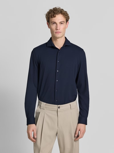 Männermodel trägt Slim Fit Business-Hemd mit Haifischkragen von Jake*s in Dunkelblau, Strukturmuster, Material-Mix mit Stretch-Anteil, Ganzkörperansicht von vorne, Rückenlänge 78 cm, Schulterbreite 48 cm, Ärmellänge 68 cm bei Größe 39/40.