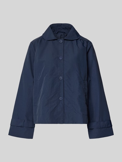 Produktfoto, granatowa Jacke mit Umlegekragen Modell 'Viola' von LOLLYS LAUNDRY, krój prosty, zapięcie na guziki, kieszenie boczne, długość tyłu w rozmiarze S 54 cm, szerokość ramion w rozmiarze S 38 cm, szerokość w klatce piersiowej w rozmiarze S 58 cm, długość rękawa w rozmiarze S 63 cm, matowa tekstura