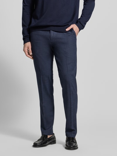 Männermodel trägt Regular Fit Anzug aus Viskose-Mix Modell 'Dalotti' von CINQUE in Dunkelblau, gerade Form, feine Textur, Nahaufnahme Unterkörper.