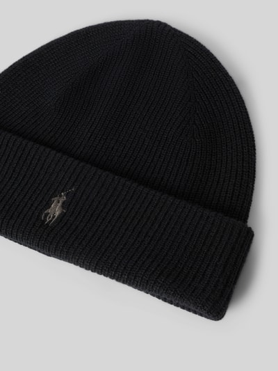 Produktfoto, Mütze aus Kaschmir mit breiter Krempe von Polo Ralph Lauren in unifarbenem Schwarz, Struktur in Rippstrick, Logo-Stitching sichtbar.