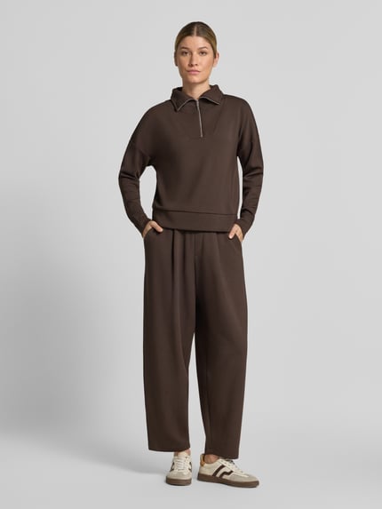 Frauenmodel trägt Barrel Fit Sweatpants mit elastischem Bund von Christian Berg Woman, braun, weiche Textur, Ganzkörperansicht von vorne