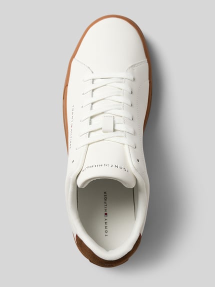 Produktfoto, Low Top Sneaker aus echtem Leder Modell 'TH COURT' von Tommy Hilfiger, Optik: Unifarben, Schuhspitze: Abgerundet, Absatzform: Flach, Label-Prägung, Logo-Applikation, Label-Print, Kontrastdetails, Verschluss: Schnürung, strukturierte Sohle, Farbe: Weiß mit brauner Sohle.