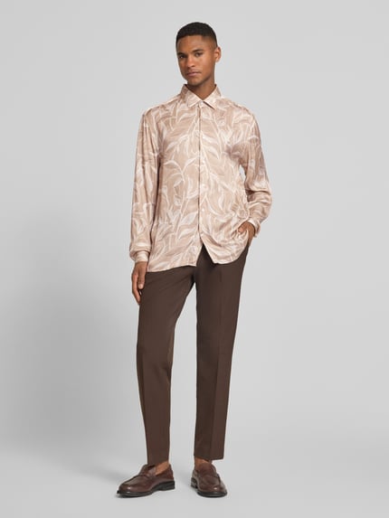 Männermodel trägt Loose Fit Business-Hemd aus Viskose Modell 'Matty' von JOOP! Collection im Allover-Look, Ganzkörperansicht von vorne.