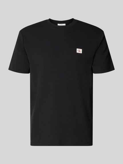 Produktfoto, Regular Fit T-Shirt mit Logo-Patch von Calvin Klein Jeans aus mieszanka bawełny, krój regular fit, okrągły dekolt, fakturowany wzór, długość tyłu w rozmiarze M: 68 cm