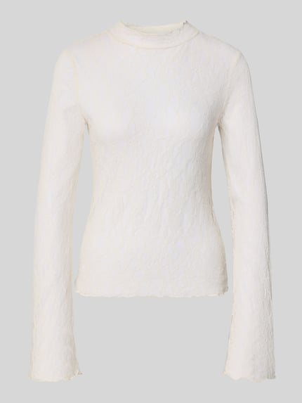 Produktfoto, Slim Fit Bluse in Spitzen-Optik von COMMA in Creme mit Spitzenstruktur, Stehkragen, langen Ärmeln und Kräuselsäumen.