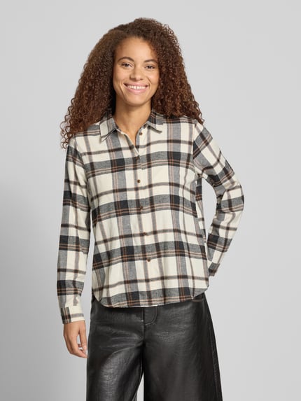 Frauenmodel trägt Regular Fit Hemdbluse mit abgerundetem Saum von ONLY, kariertes Muster in Weiß, Schwarz und Braun, Nahaufnahme Oberkörper, Damen Hemdbluse von ONLY
