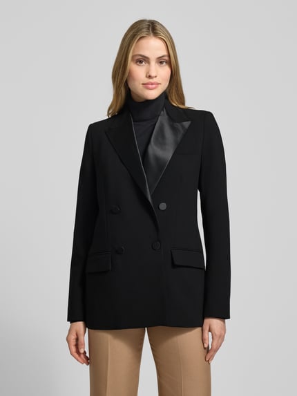 Frauenmodel trägt Blazer mit Reverskragen und Pattentaschen Modell 'RILISSA' von Lauren Ralph Lauren, Schwarz, Regular Fit, Material-Mix, Nahaufnahme Oberkörper.