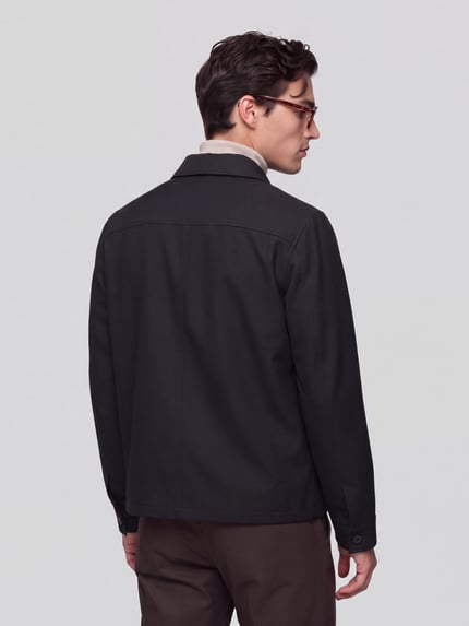 Männermodel trägt Hemdjacke mit Brusttaschen Modell 'SMART OVERSHIRT' von Marc O'Polo, unifarben, Struktur, Regular Fit, Ganzkörperansicht Rückansicht