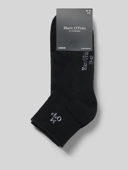 Produktfoto, Socken mit Logo-Schriftzug im 2er-Pack von MARC O'POLO in Schwarz, Strukturmuster, Jersey-Material, einfarbig, Verpackung sichtbar.