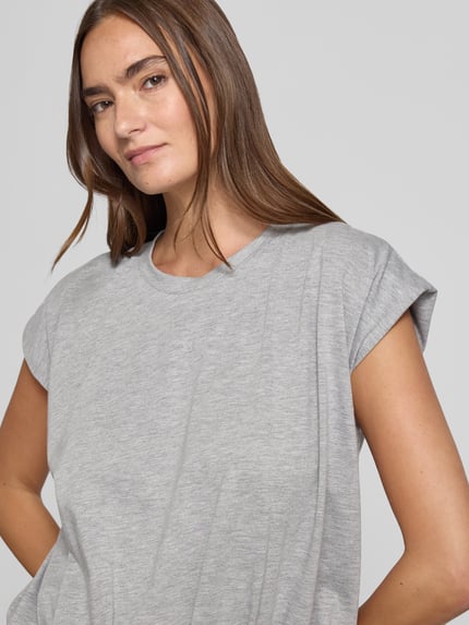 Frauenmodel trägt T-Shirt mit Rundhalsausschnitt und Kappärmeln von Christian Berg Woman, Material-Mix, Regular-Fit, Drapierungen, Nahaufnahme Oberkörper.