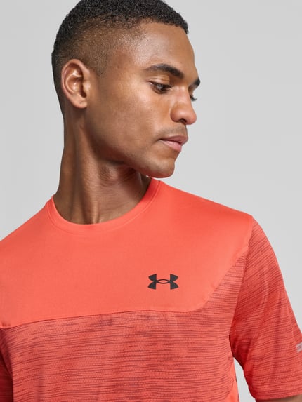 Männermodel trägt Regular Fit T-Shirt mit Logo-Print Modell 'Utility' von Under Armour in elastischem Materialmix, Nahaufnahme Oberkörper.