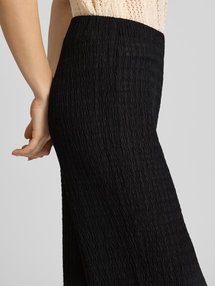 Frauenmodel trägt Straight Leg Hose in Strukturoptik Modell 'ILSE' von Only, Optik: Unifarben, Crinkle, Nahaufnahme Oberkörper.