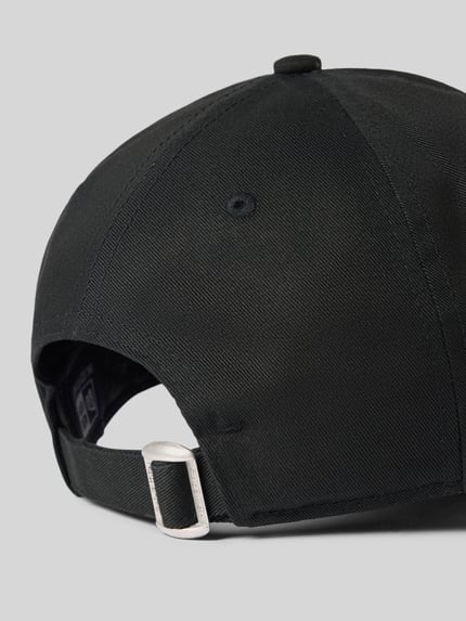 Produktfoto, schwarze Baumwolle mit Struktur, verstärkter Schirm, Metallverschluss, Logo-Stitchings, Basecap mit Logo-Stitchings Modell '9TWENTY' von New Era, eingestickte Luftlöcher, verstellbarer Riegel an der Rückseite