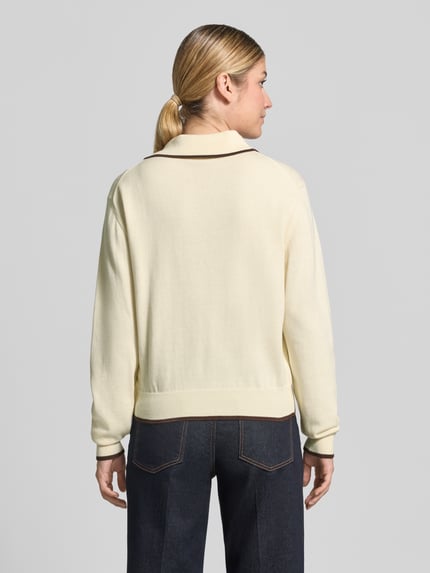 Frauenmodel trägt Strickpullover mit Schluppe Modell 'Sylena' von Neo Noir aus Baumwolle, cremefarben mit Kontraststreifen, Ganzkörperansicht Rückansicht.