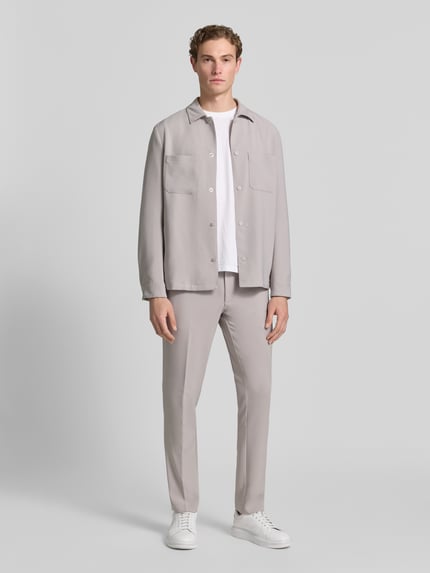 Männermodel trägt Regular Fit Overshirt mit Brusttaschen von MCNEAL, Material-Mix mit Stretch-Anteil, Kentkragen, Druckknopfverschluss, Sportmanschetten, Rückenlänge bei Größe M 73 cm, Ganzkörperansicht von vorne.