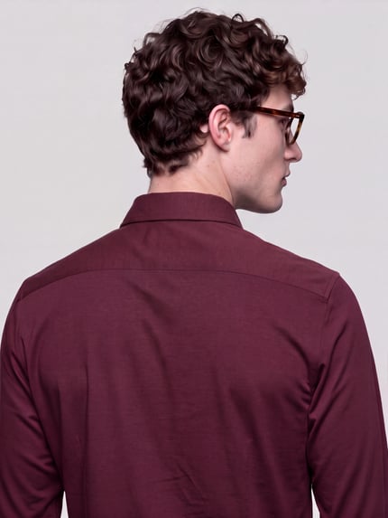 Männermodel trägt Slim Fit Businesshemd aus Baumwoll-Modal-Mix Modell 'Light Spread Kent' von Seidensticker, dunkelrot, Ganzkörperansicht Rückansicht, Herren Businesshemd von Seidensticker.