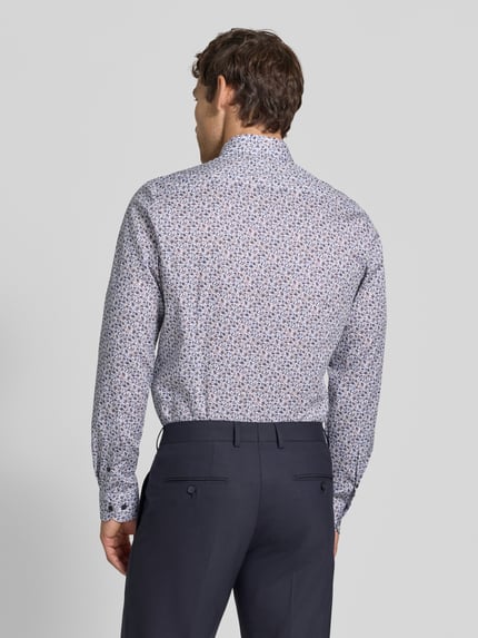Männermodel draagt Body Fit Businesshemd aus katoenmix van OLYMP, fijn bloemenpatroon in blauw en wit, Heren zakelijk overhemd, volledige rugaanzicht