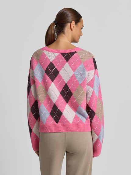 Männermodel trägt sweter z dzianiny 'Strickpullover im Allover-Look' von Milano Italy, Mieszanka materiałów z domieszką alpaki, krój relaxed fit, wzór na całej powierzchni, okrągły dekolt, Długość tyłu w rozmiarze S: 52 cm, Długość rękawów w rozmiarze S: 52 cm, kolor różowy, beżowy, brązowy i błękitny, tekstura dzianinowa, Ganzkörperansicht Rückansicht