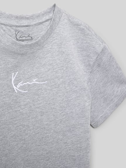 Produktfoto, T-Shirt mit Rundhalsausschnitt und Logo-Stitching von KARL KANI in Grau, reine gewachste Baumwolle, gerader Schnitt, Logo-Stitching auf der Brust, glatte Struktur
