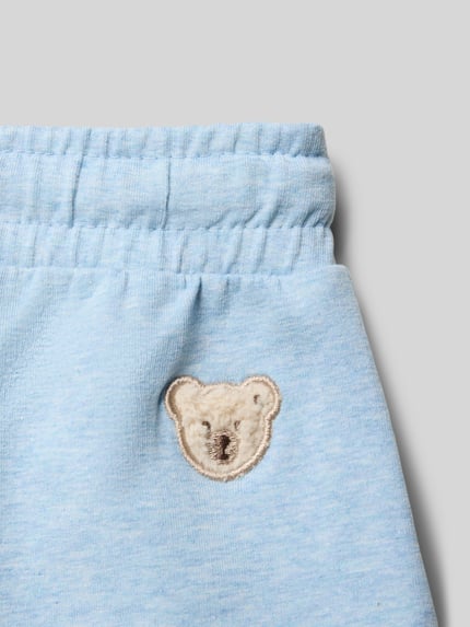 Produktfoto, Regular Fit Shorts mit Logo-Patch von Steiff aus elastischem Baumwoll-Mix in Hellblau, elastischer Bund mit Tunnelzug, kurze Innenbeinlänge, strukturierte Oberfläche