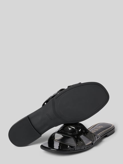 Produktfoto, schwarze Sandalette mit Logo-Muster Modell 'CIESTA' von Guess, glatte Sohle, Schlupfform, Absatzhöhe 2 cm bei Größe 40.