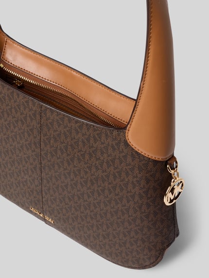 Produktfoto, Shoulder Bag mit Allover-Logo-Print Modell 'Alice' von MICHAEL Michael Kors in Braun mit goldfarbenem Logo-Detail, glatte Textur, Reißverschluss, Innenfach, Schulterriemen 65 cm, Maße 31x24x7 cm.