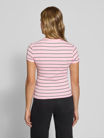 Frauenmodel trägt Slim Fit T-Shirt aus Baumwoll-Mix von Tommy Jeans, rosa mit schwarzen Streifen, Damen T-Shirt, Ganzkörperansicht Rückansicht.