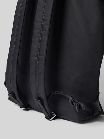 Produktfoto, Rucksack mit verstellbaren Schulterriemen von Marc O'Polo in unifarbener Optik, glatte Oberfläche, Detailaufnahme der Rückseite
