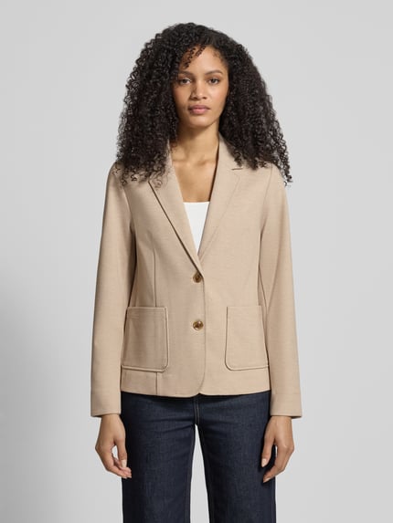 Modelka kobieca ma na sobie Regular Fit Blazer mit Viskose-Anteil Modell 'Vega Daisi' od MOS MOSH, elastyczna mieszanka materiałów z dodatkiem wiskozy, krój regular fit, kołnierz z połami, nakładane kieszenie, listwa z 2 guzikami, długość tyłu w rozmiarze 36: 60 cm, szerokość w rozmiarze 36: 45 cm, długość rękawów w rozmiarze 36: 63 cm, kolor beżowy, proste formy, gładka tekstura, widok całej sylwetki z przodu.