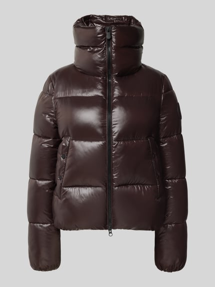 Produktfoto, Regular Fit gewatteerd jack met opstaande kraag Model 'Isla' van Save The Duck in donkere glanzende Stiksels, steekzakken, tweewegritssluiting, Dames, Ruglengte maat S 56 cm, schouderbreedte 14 cm, borstwijdte 51 cm, mouwlengte 66 cm.