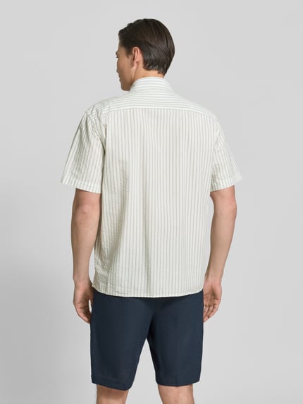 Męski model nosi Relaxed Fit Freizeithemd aus reiner Baumwolle Modell 'STUART' od SELECTED HOMME, jasne paski, seersucker, całkowity tył.