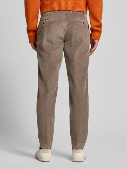 Männermodel trägt Cordhose mit Gesäßtaschen Modell 'PARMA' von Hiltl, Reine Baumwolle, Gerader-Schnitt, Ganzkörperansicht Rückansicht.
