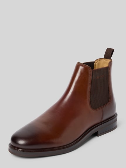 Produktfoto, Chelsea Boots mit seitlichen Stretcheinsätzen von GANT in unifarbener Lederoptik, Struktur, Logo, runde Schuhspitze, Blockabsatz, Gummisohle