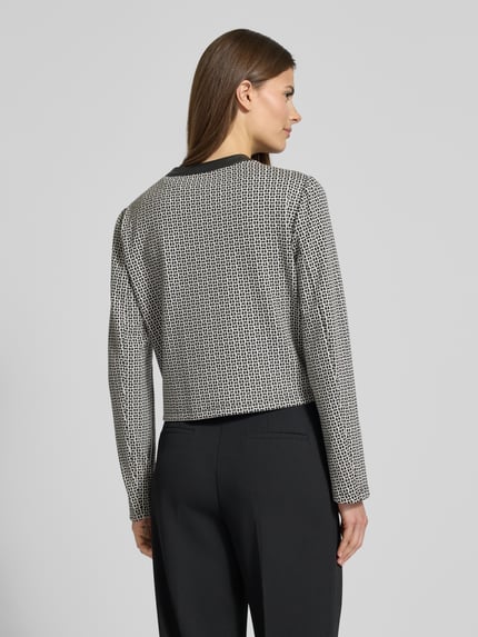 Frauenmodel trägt Blazer mit Rundhalsausschnitt von Betty Barclay, schwarz-weiß gemustert, Material-Mix, Ganzkörperansicht Rückansicht.