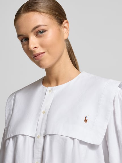 Modelka kobieca nosi białą Hemdbluse mit Matrosenkragen od Polo Ralph Lauren z bawełny, luźny krój, zdobienie logo, zbliżenie na górę ciała.